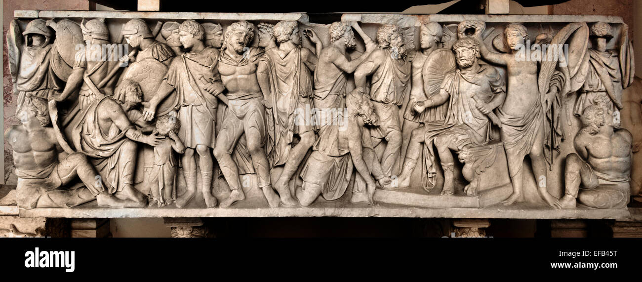 Pannello anteriore del sarcofago romano adornata con un rilievo che rappresenta la presentazione dei Sarmati nel secondo secolo D.C. - Cortile Ottagono, Museo Pio-Clementino ( Museo del Vaticano Roma Italia ) Foto Stock