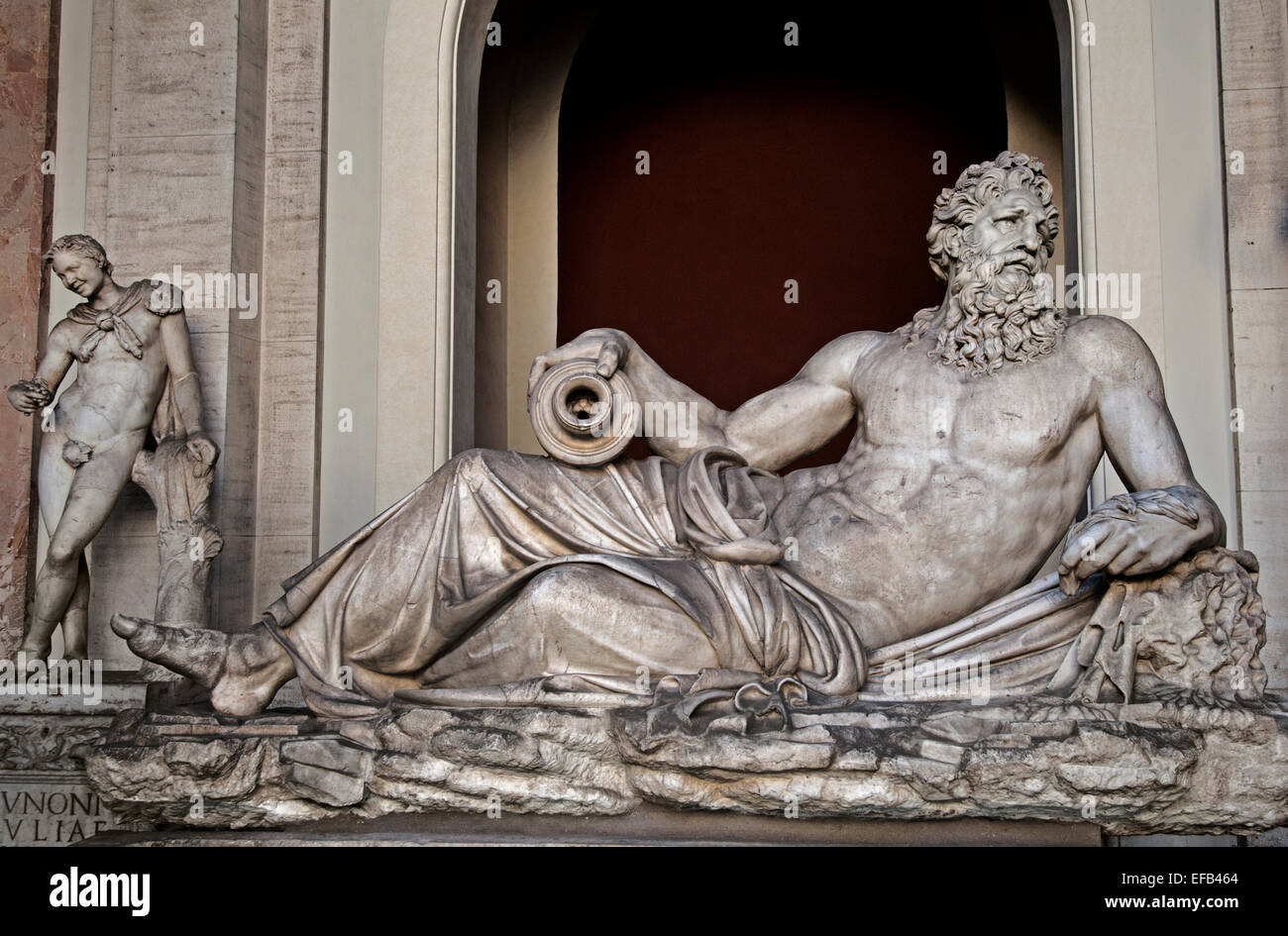 Divinità (fiume Arno) antica statua romana di un fiume del XVI secolo Giovanni Angelo Montorsoli, che ad esso ha dato gli attributi del fiume Tigri Cortile Ottagonale Museo Pio-Clementino Museo Vaticano Roma Italia Foto Stock