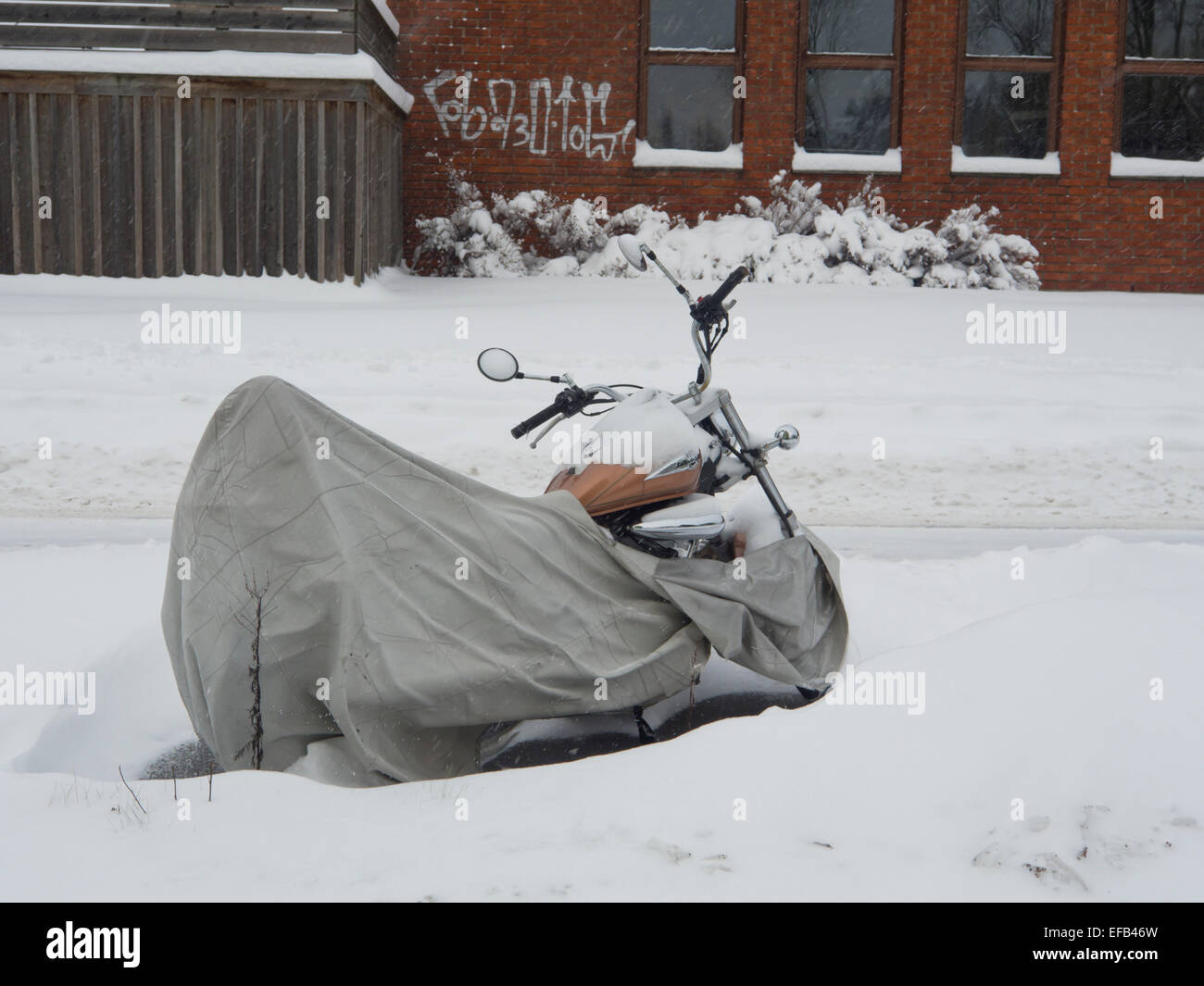 Moto sotto la copertura su una strada innevata, Oslo Norvegia in inverno Foto Stock