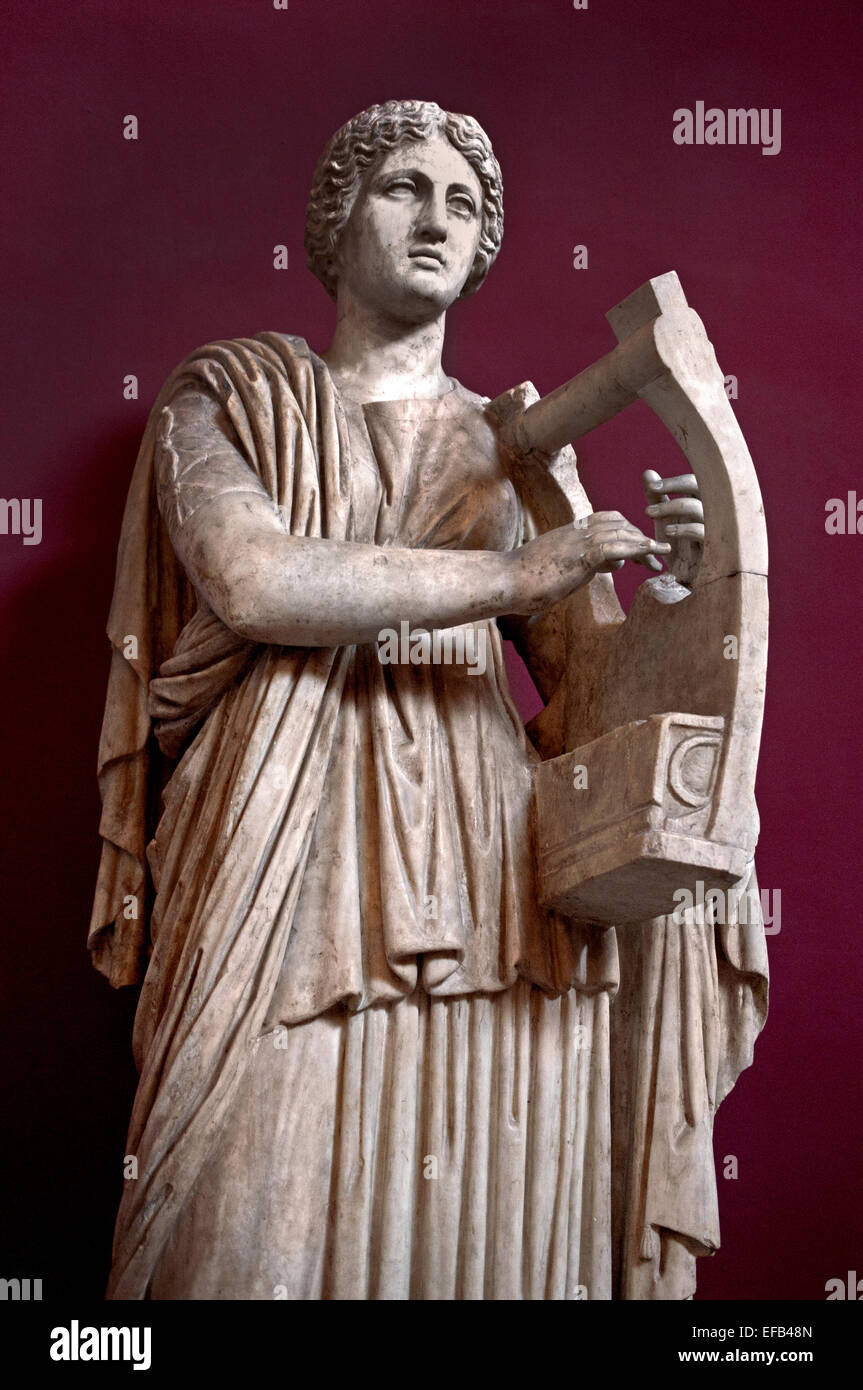 Erato, musa della poesia. Il marmo, romana del II secolo CE; la testa è una copia dopo Artemis del Colon ( Museo del Vaticano Roma Italia ) Foto Stock