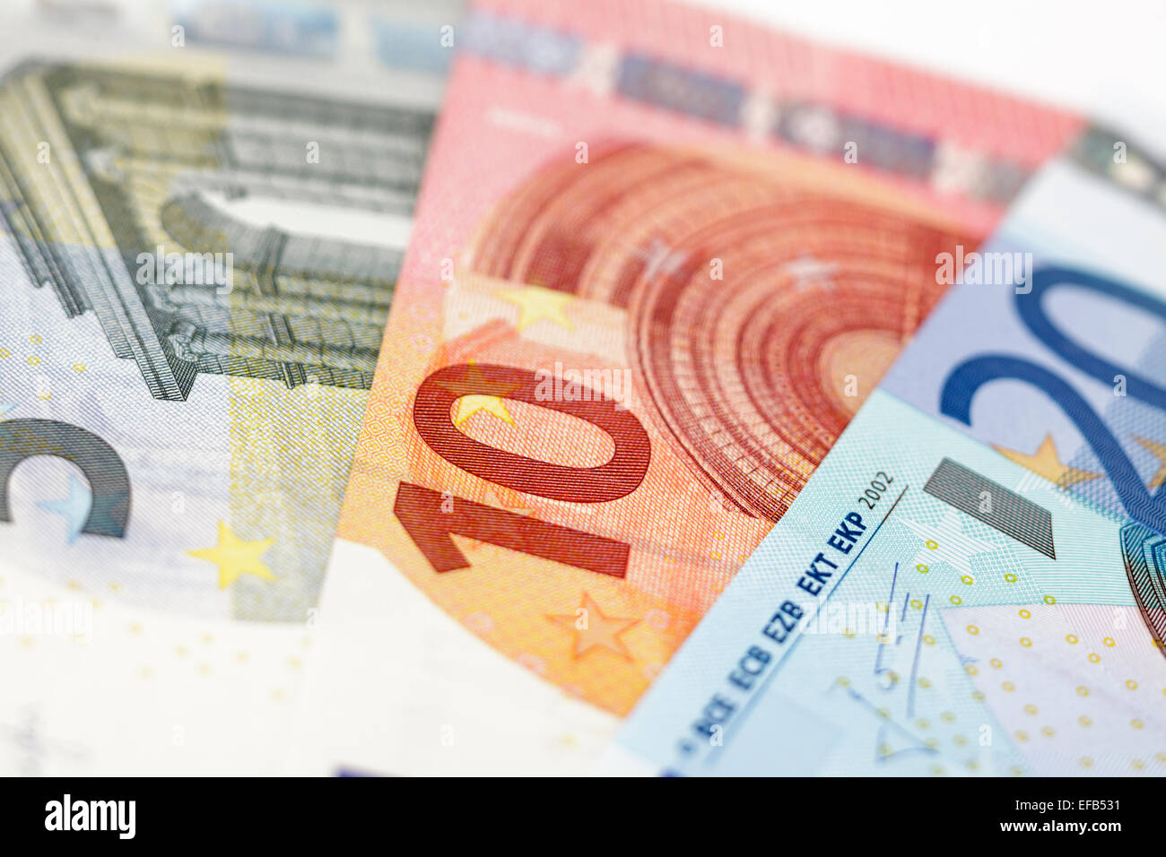 Banconote in euro prese con inclinazione obiettivo di cambio Foto Stock