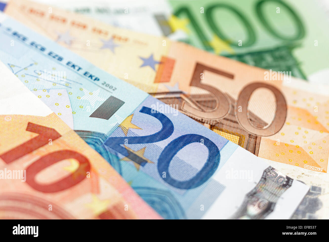 Banconote in euro prese con inclinazione obiettivo di cambio Foto Stock