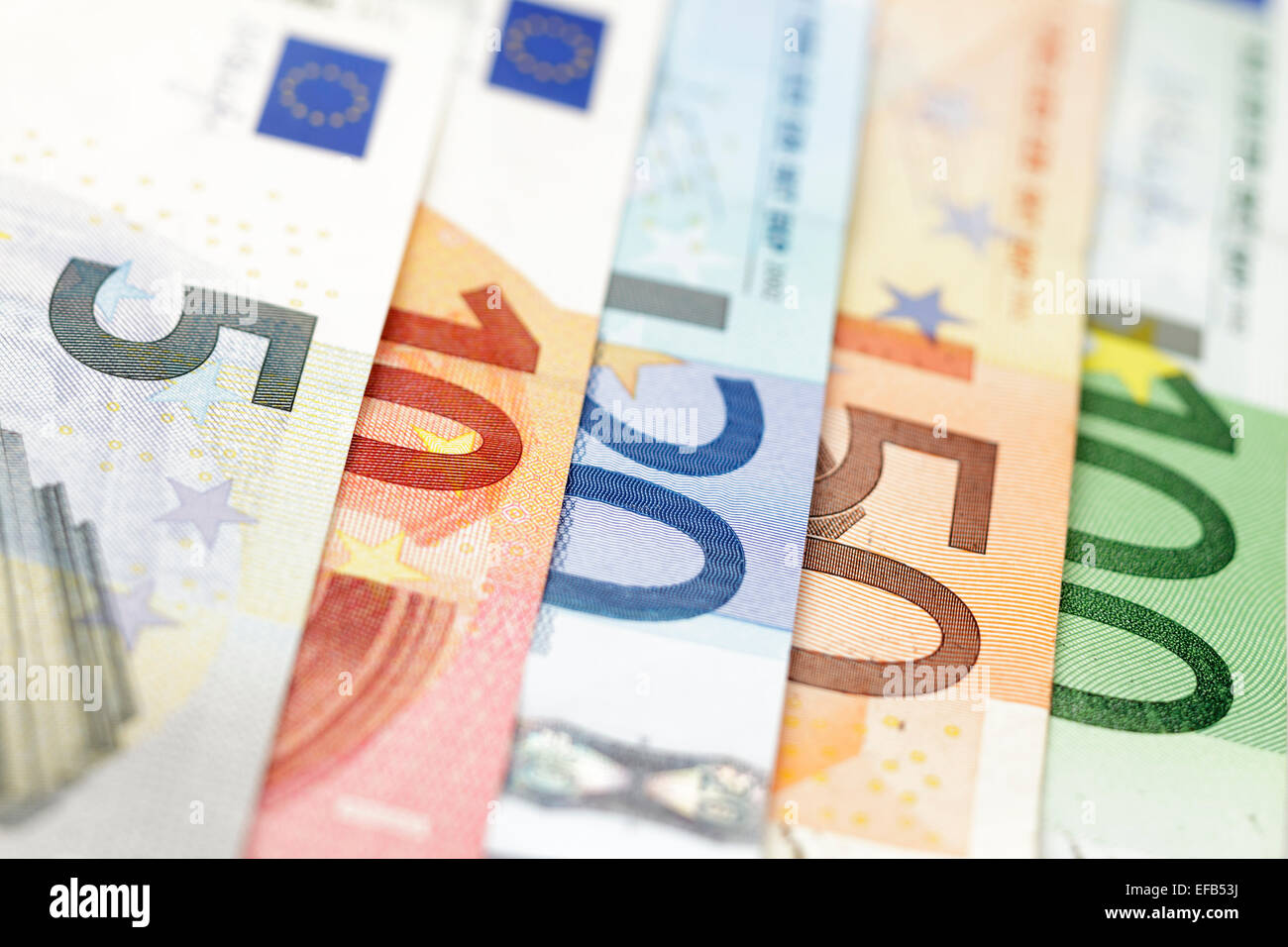 Banconote in euro prese con inclinazione obiettivo di cambio Foto Stock