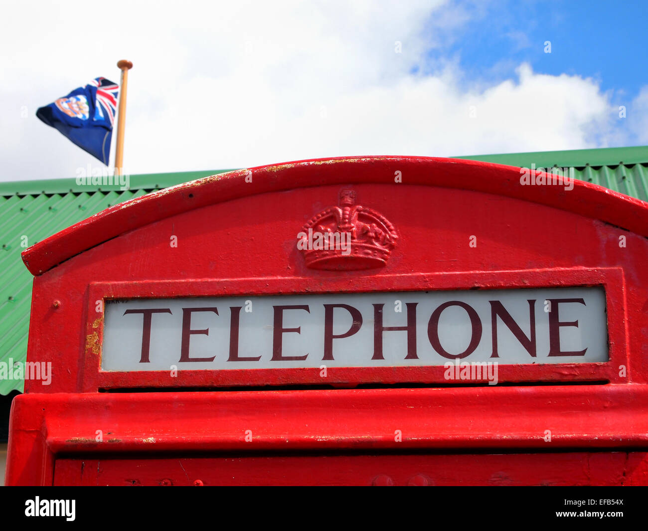 Un rosso distintivo nella casella Telefono a Stanley serve come un promemoria delle Isole Falkland' forte identità britannica. Foto Stock