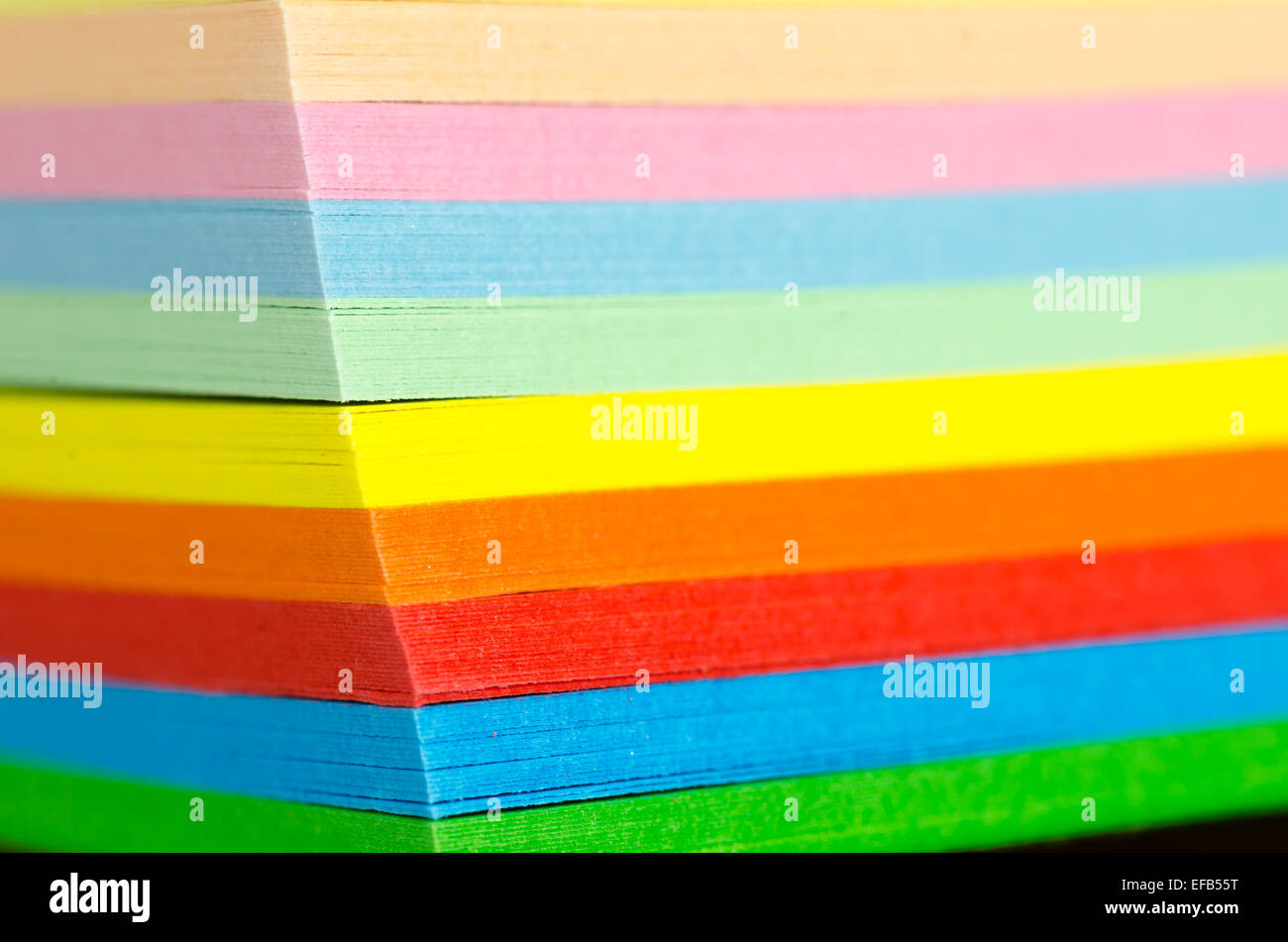 Pila multicolore di fogli di carta il fuoco selettivo Foto Stock