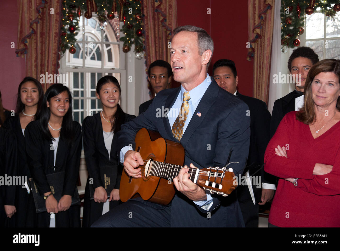 Governatore del Maryland Martin O'Malley suona la chitarra durante un open house presso la Residenza governatori Dicembre 13, 2014 in Annapolis, Maryland. Foto Stock