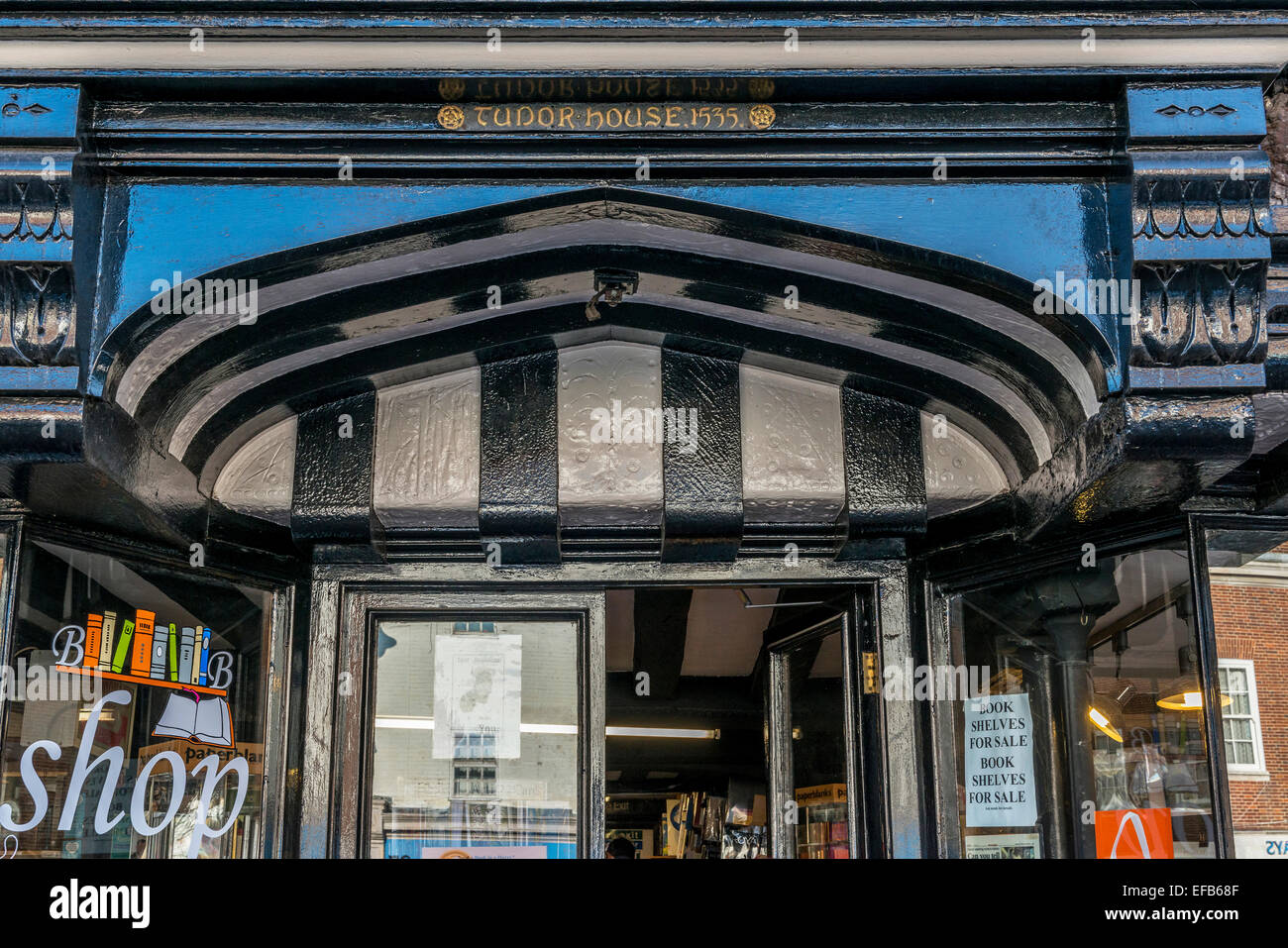 Tudor House 1555. Ora un bookshop. East Grinstead High Street. West Sussex. In Inghilterra. Regno Unito Foto Stock