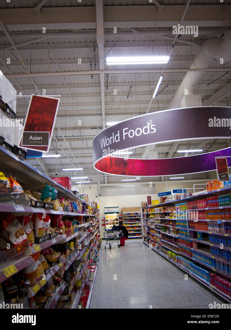 Mondo alimenti di segnaletica in un supermercato (Tesco) in Bradford, Regno Unito Foto Stock