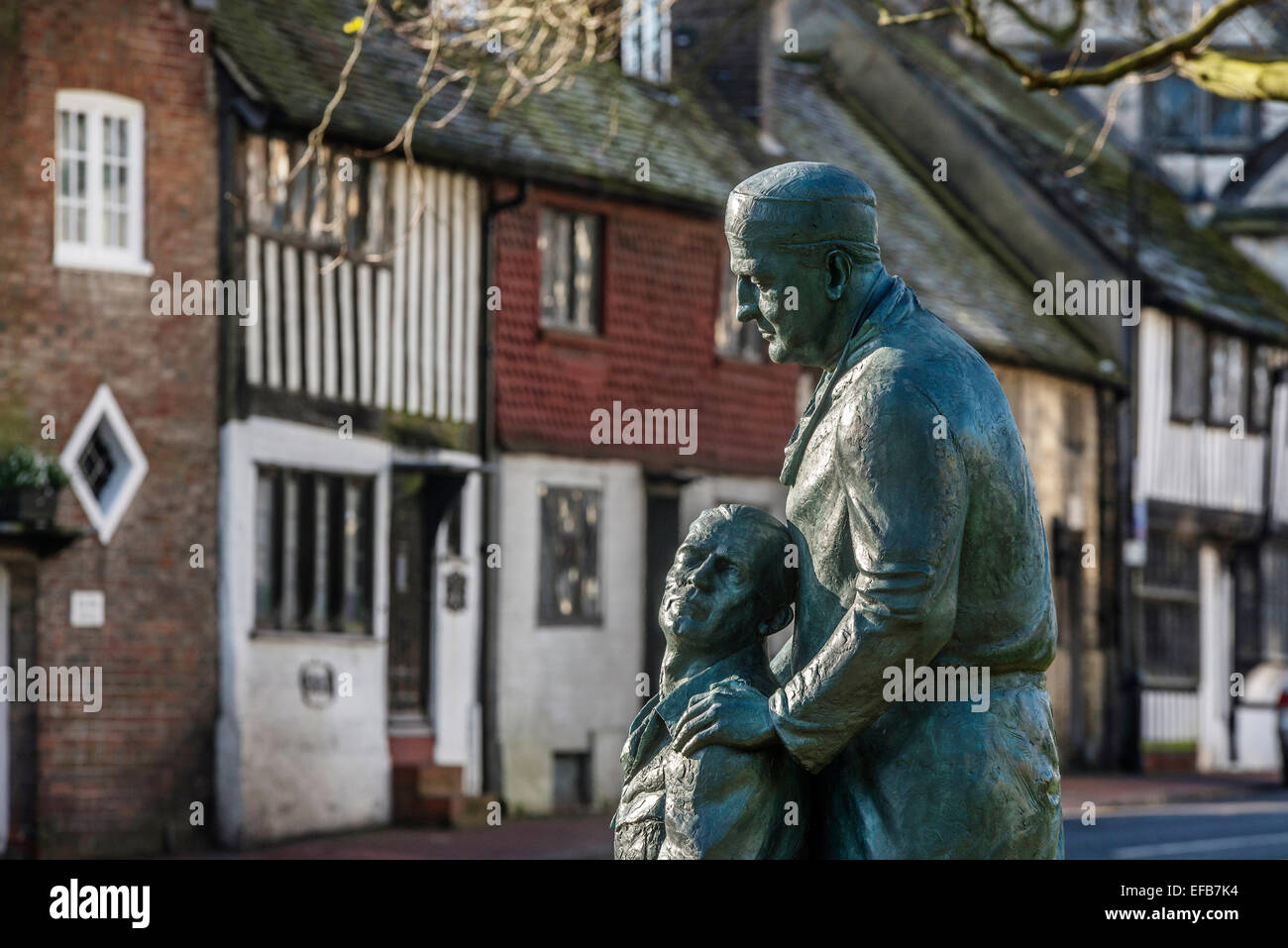 Sir Archibald McIndoe statua in East Grinstead. West Sussex. In Inghilterra. Regno Unito Foto Stock