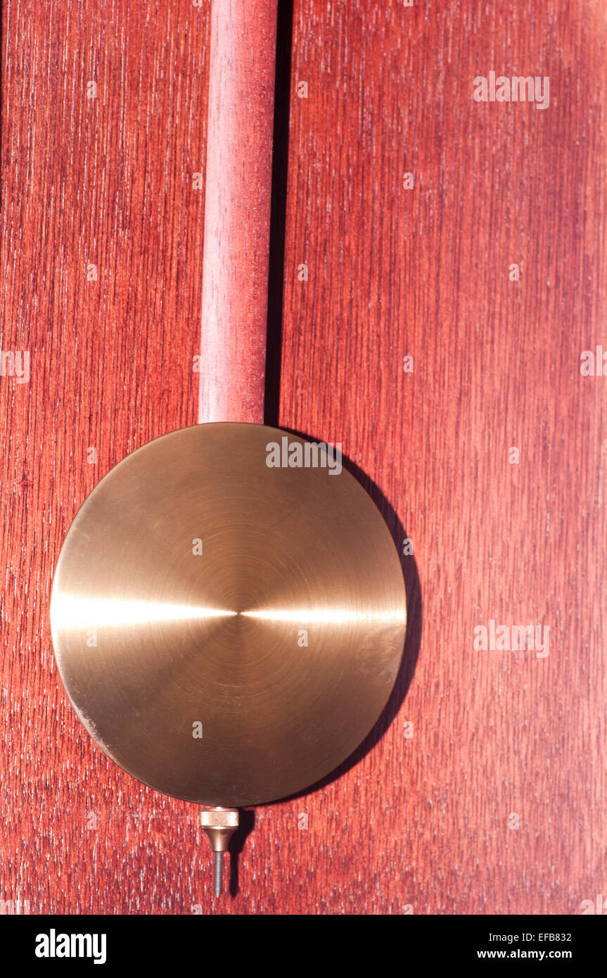 Ottone pendolo Clock congelati metà Swing dal flash della fotocamera Foto Stock