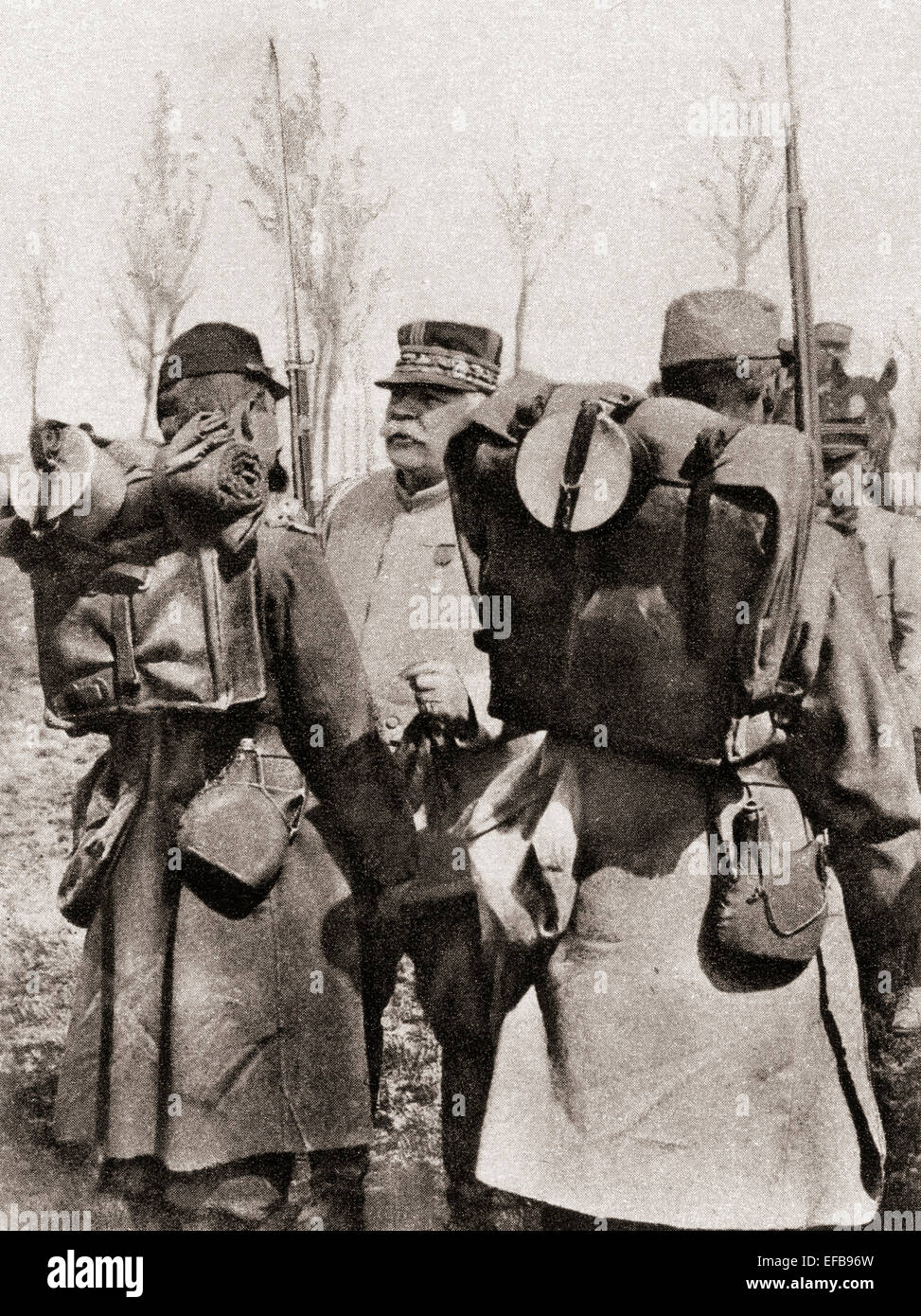 Il maresciallo Giuseppe Jacques Césaire Joffre, 1852 - 1931. Generale Francese durante la guerra mondiale I. visto qui di ispezionare le sue truppe. Foto Stock