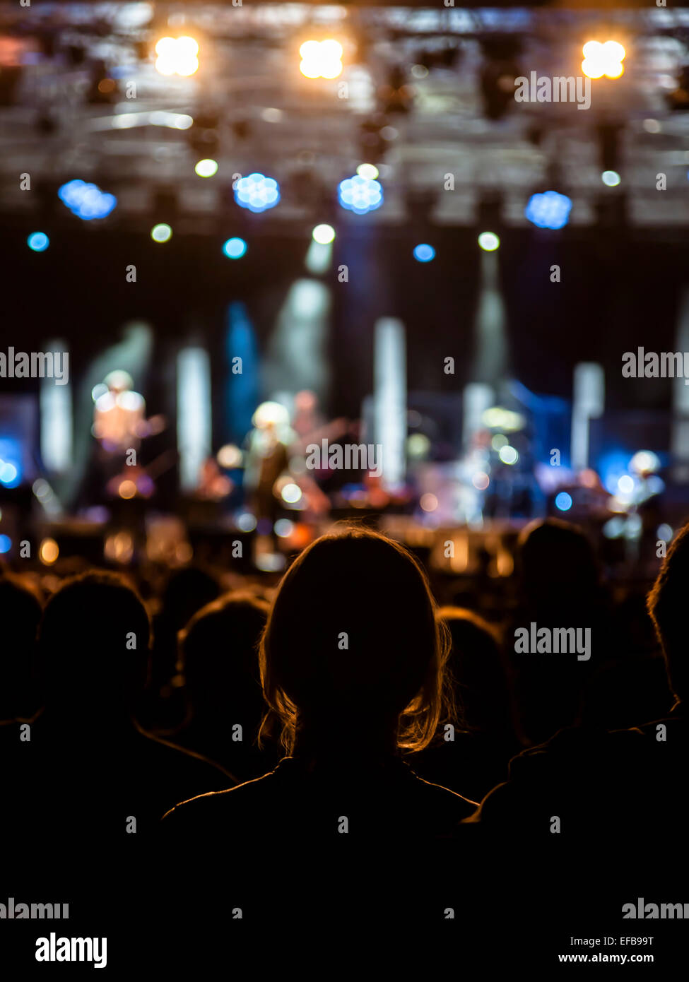 Ragazza di ascolto della ventola a una roccia open air-concerto dal vivo, Monza, Italia Foto Stock