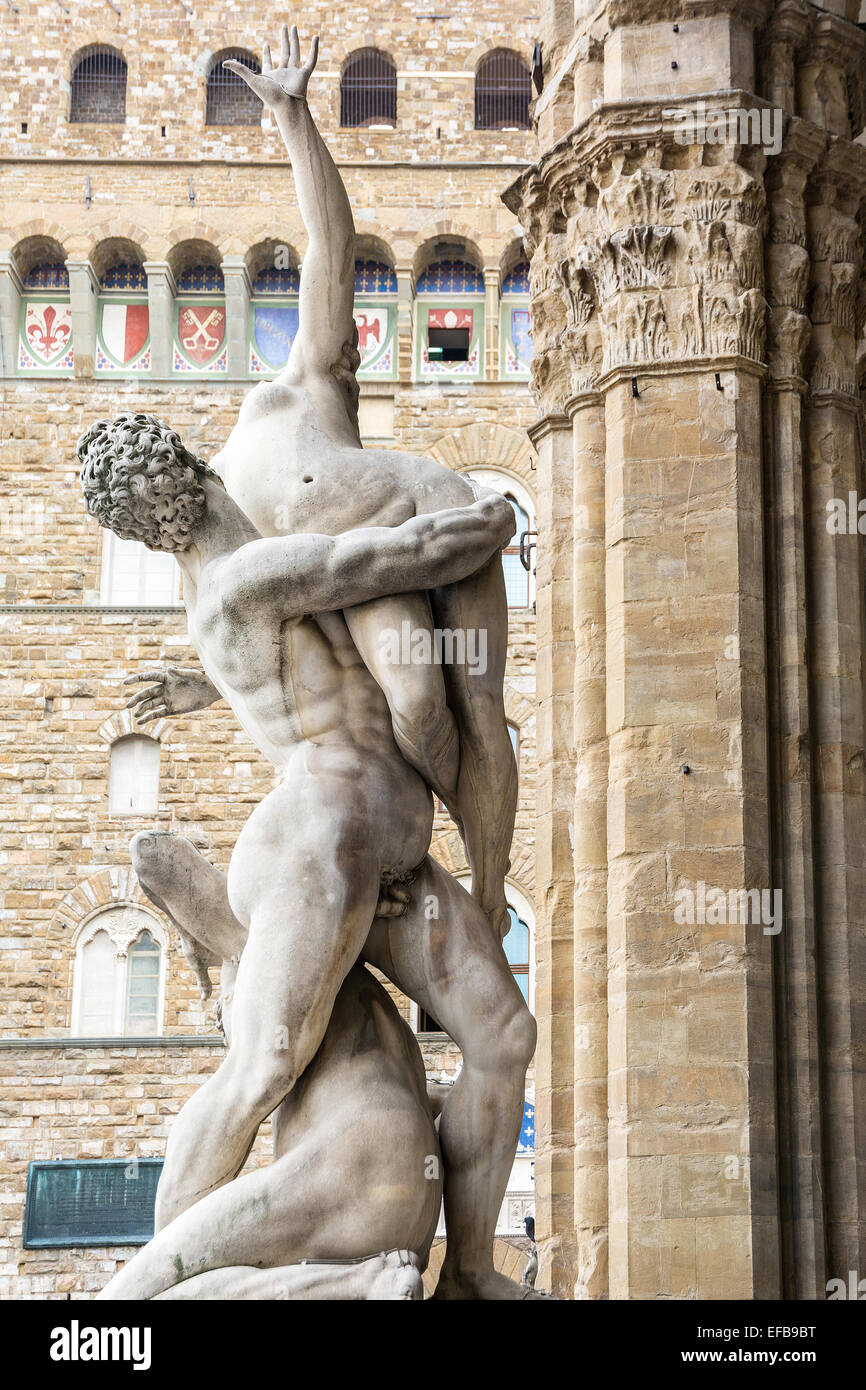 Firenze,Italia-agosto 26,2014:molti turisti in Piazza della Signoria per scattare foto, acquistare souvenir o entrare nel Palazzo vecchi Foto Stock