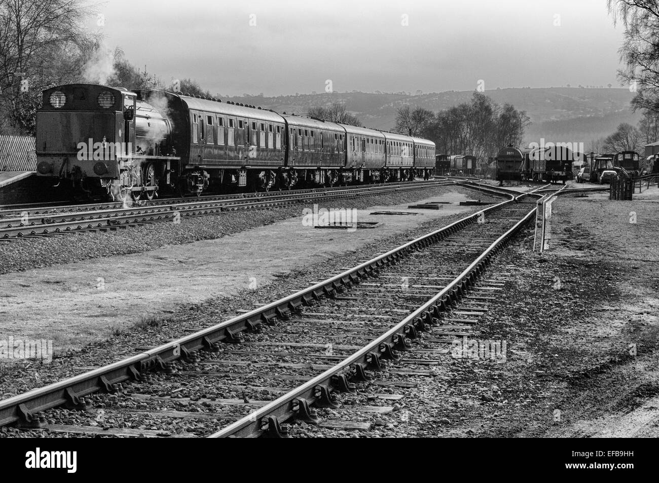 Vista in bianco e nero di un treno a vapore in piedi sulla piattaforma della stazione di Rowsley che ricrea una scena di viaggio comunemente visto negli anni '40, '50 e '1960 Foto Stock