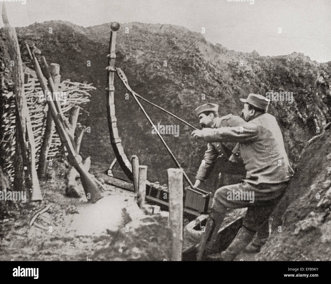 Soldati francesi utilizzando una catapulta per scagliare bombe durante la Prima Guerra Mondiale. Foto Stock