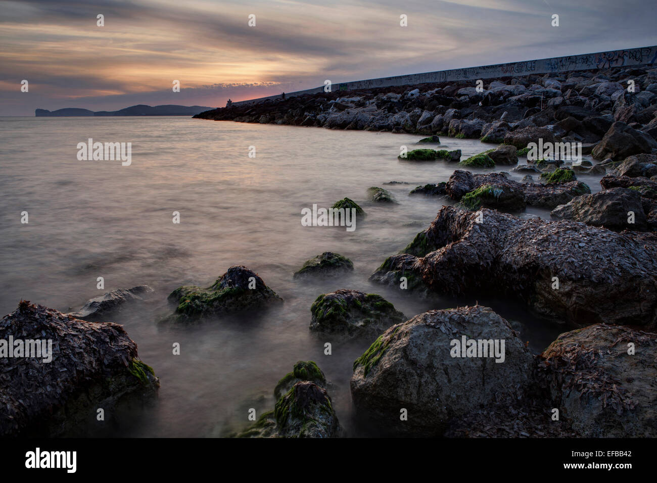 Rocce lungo le coste della Sardegna Foto Stock