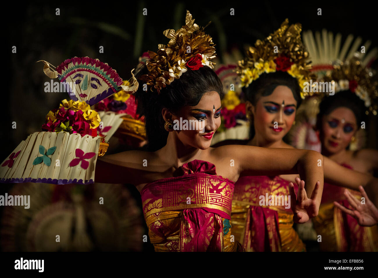 Le giovani donne di eseguire uno stile Balinese tradizionale danza sul palco in Ubud, Bali Foto Stock