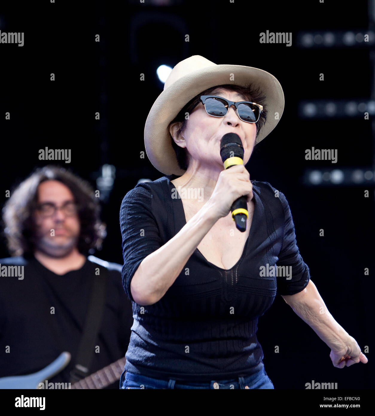 Il 29 giugno 2014. Yoko Ono svolge presso il parco di domenica pomeriggio. Foto Stock