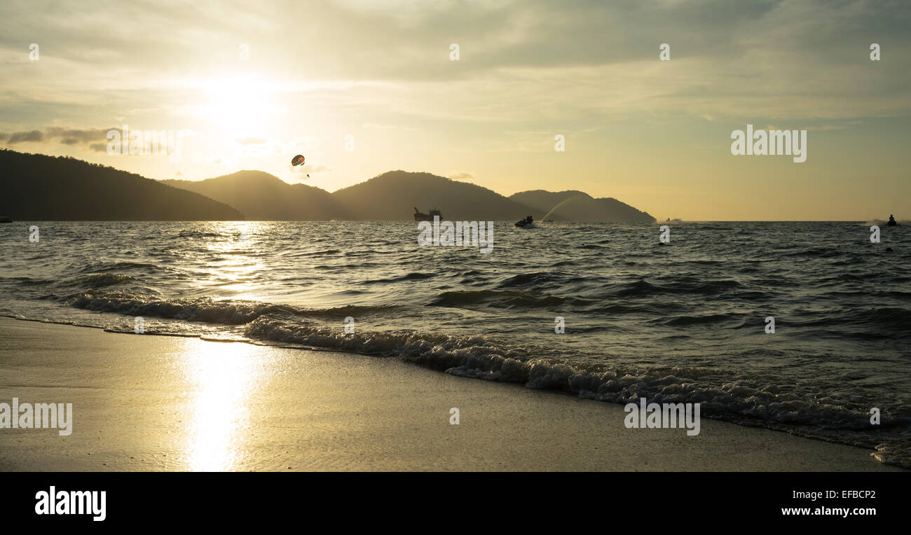 Attività e sport acquatici sulla spiaggia Foto Stock
