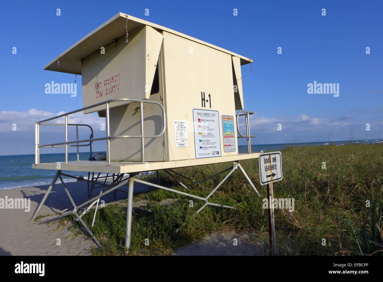 Un bagnino chiusa sulla stazione Hobe Sound Beach Giove Isola Florida in marzo. Foto Stock