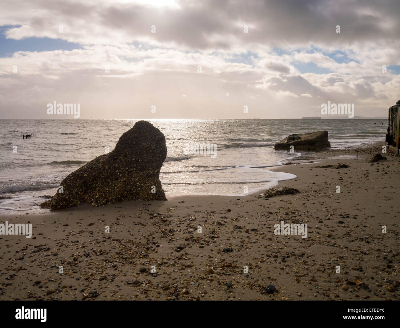 I resti della prima guerra mondiale 2 Anti serbatoio difese spiaggia sulla spiaggia Eastney, Portsmouth, Hampshire, Inghilterra Foto Stock