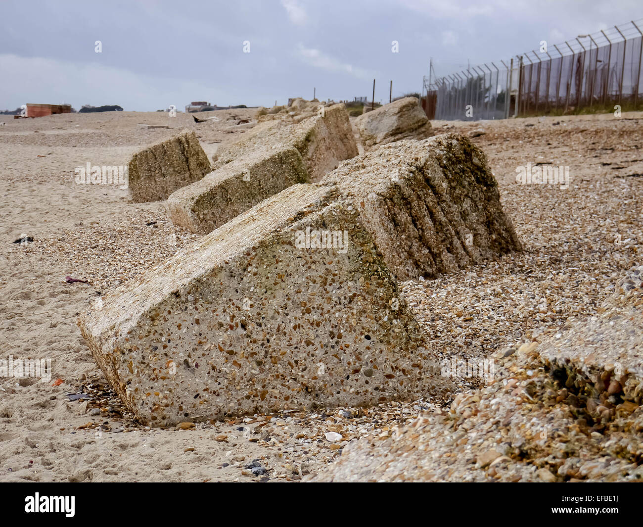 I resti della prima guerra mondiale 2 Anti serbatoio difese spiaggia sulla spiaggia Eastney, Portsmouth, Hampshire, Inghilterra Foto Stock