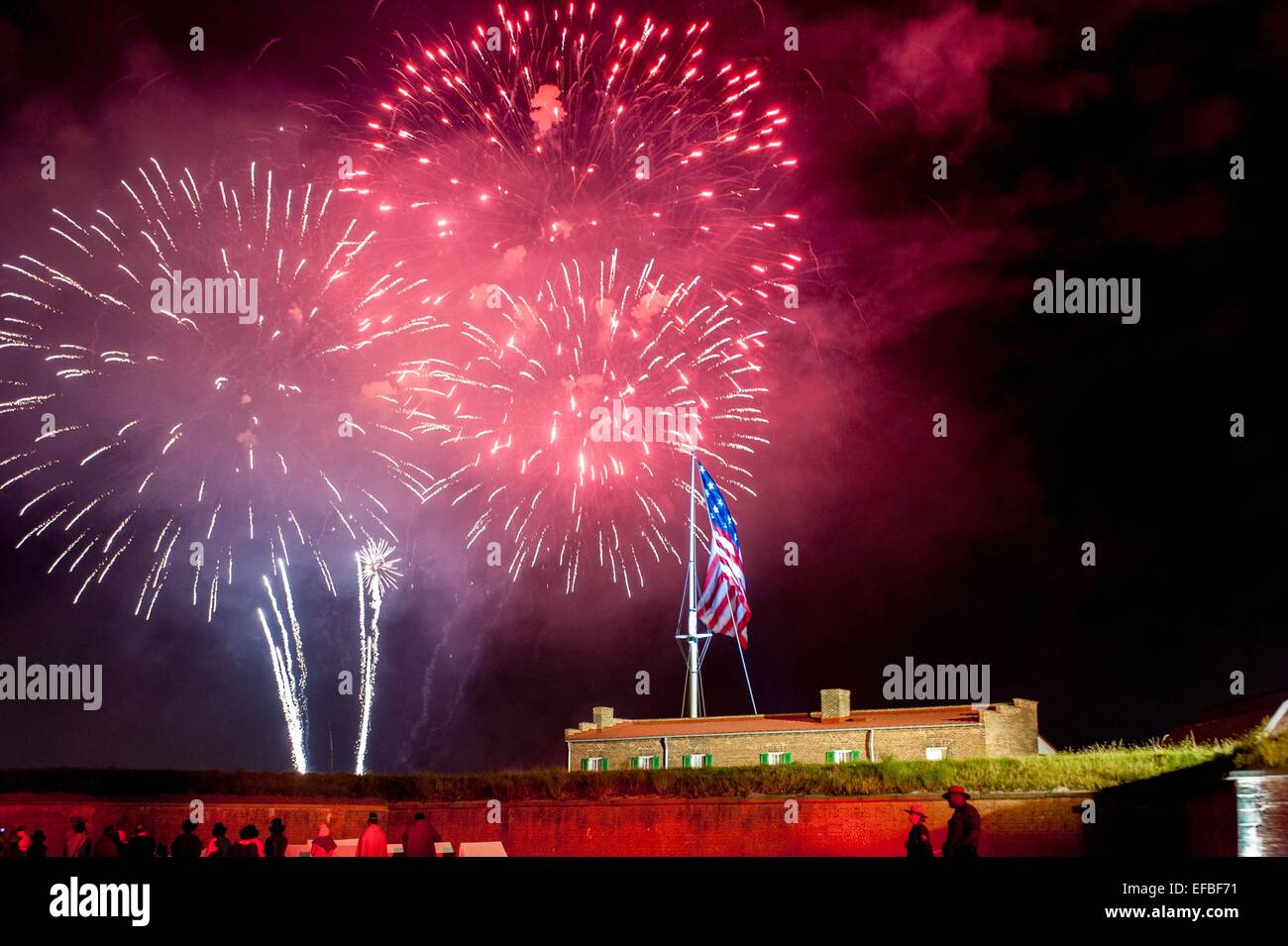 Fuochi d'artificio esplodono su Fort McHenry durante la stella Lamas e spettacolare evento che celebra il bicentenario dell'Inno Nazionale Il 14 settembre 2014 a Baltimora, Maryland. Il Maryland è dove Francis Scott Key ha scritto la poesia la difesa di Fort McHenry durante la guerra del 1812, che in seguito divenne la Star-Spangled Banner inno. Foto Stock