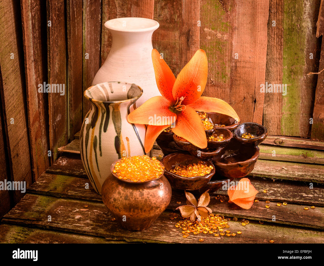 Un display rustico con oro arancione Foto Stock