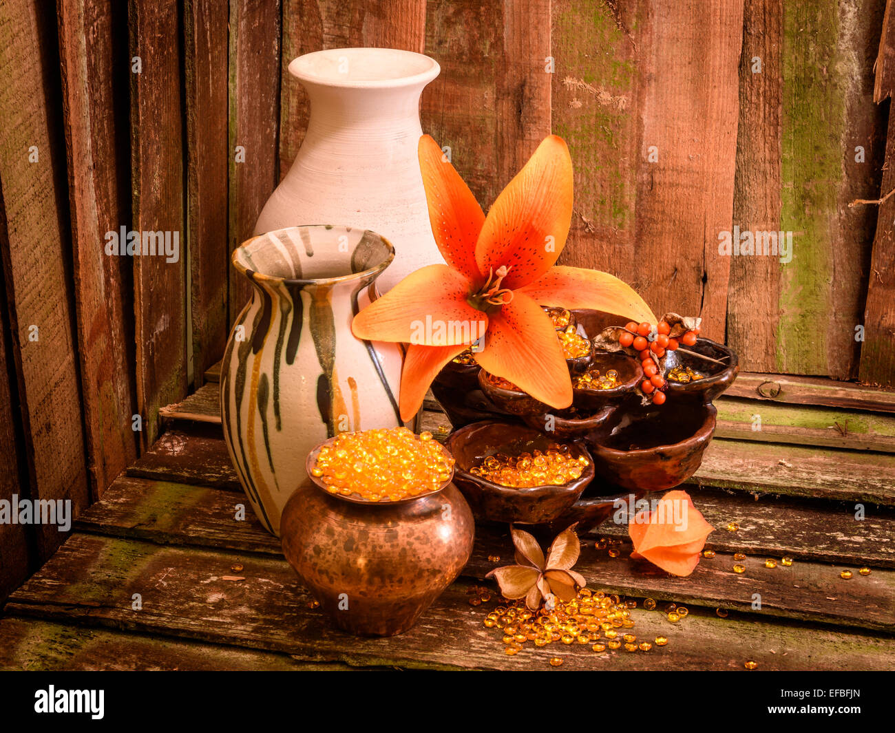 Un display rustico con oro arancione Foto Stock