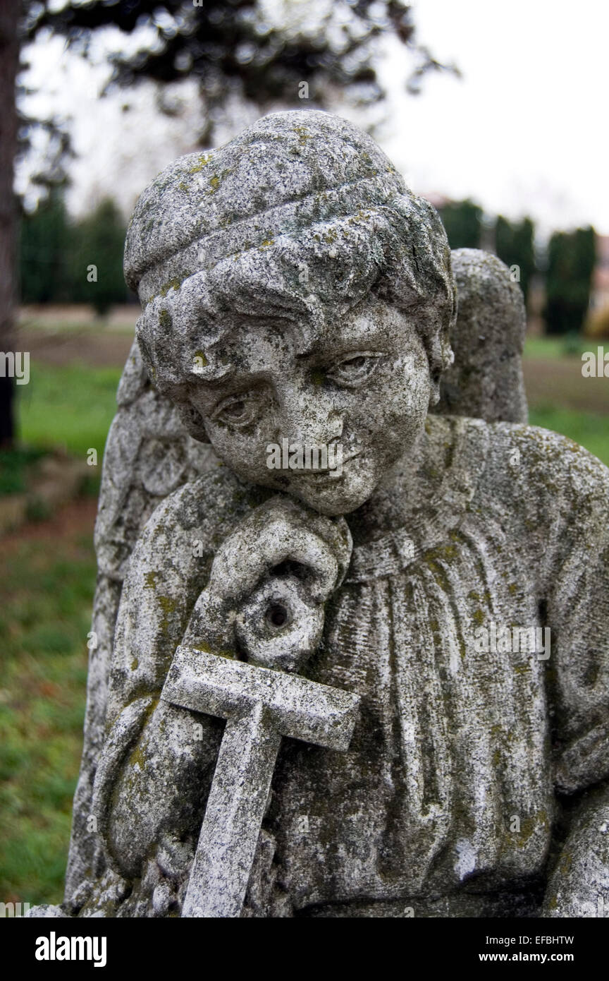 Il monumento, una figura nel cimitero del villaggio. Foto Stock