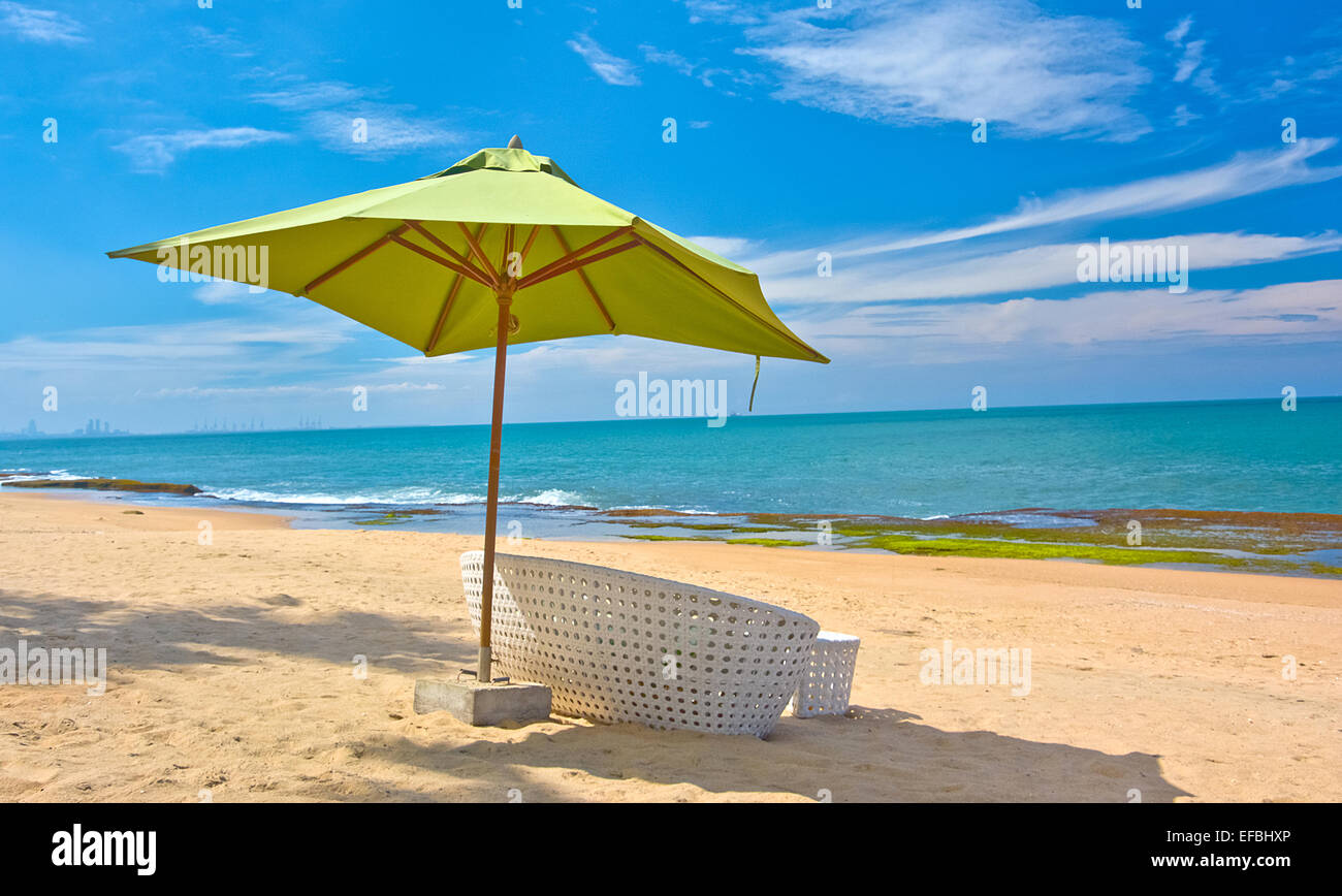 Ombrellone e prendere il sole sedi in una spiaggia tropicale Hotel che è situato nella zona costiera Negambo, Sri Lanka Foto Stock