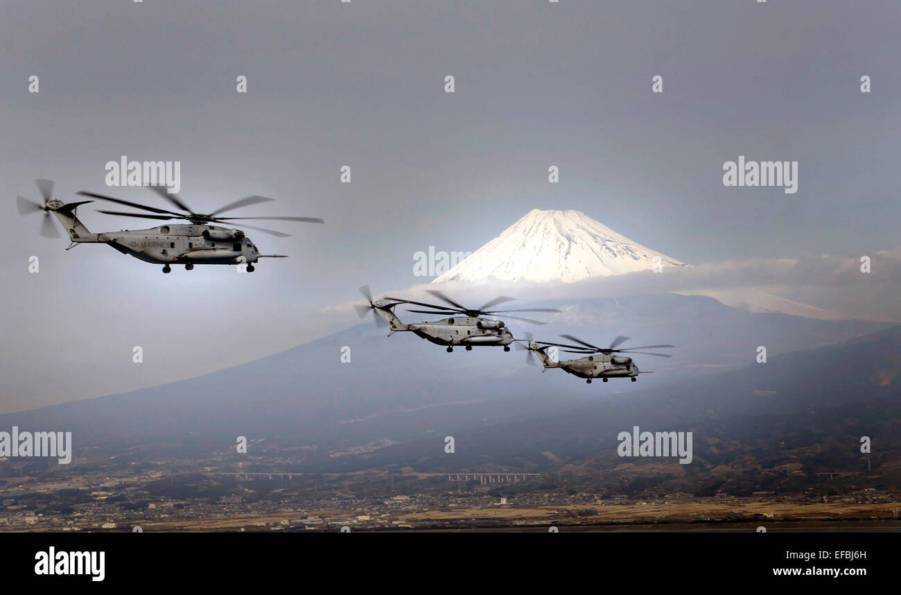 Tre marine statunitense CH-53E Super Stallion elicotteri volare oltre il Monte Fuji Gennaio 24, 2015 a Shizuoka, Giappone. Foto Stock