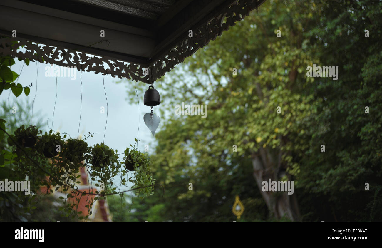 Wind chime appeso su una veranda ornamentali Foto Stock