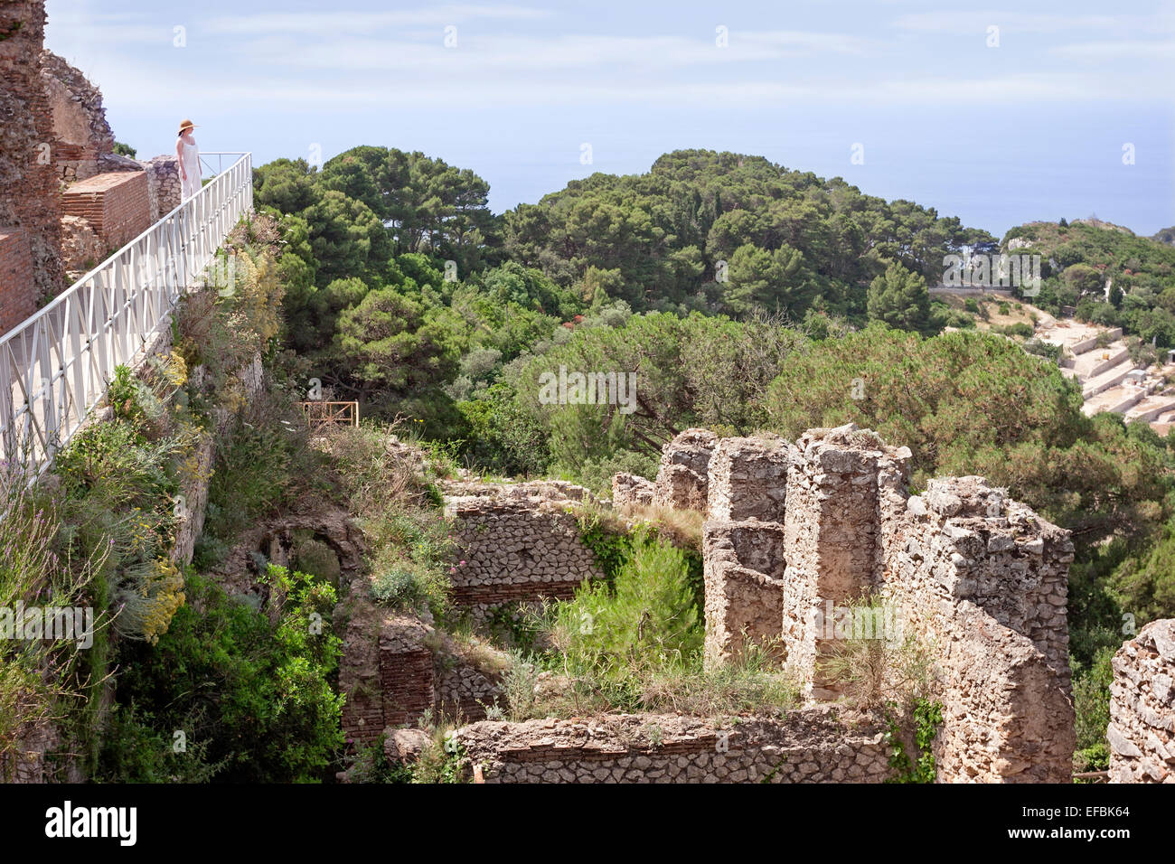 Donna che guarda le rovine della villa di Villa Jovis, isola di Capri, Italia. Foto Stock