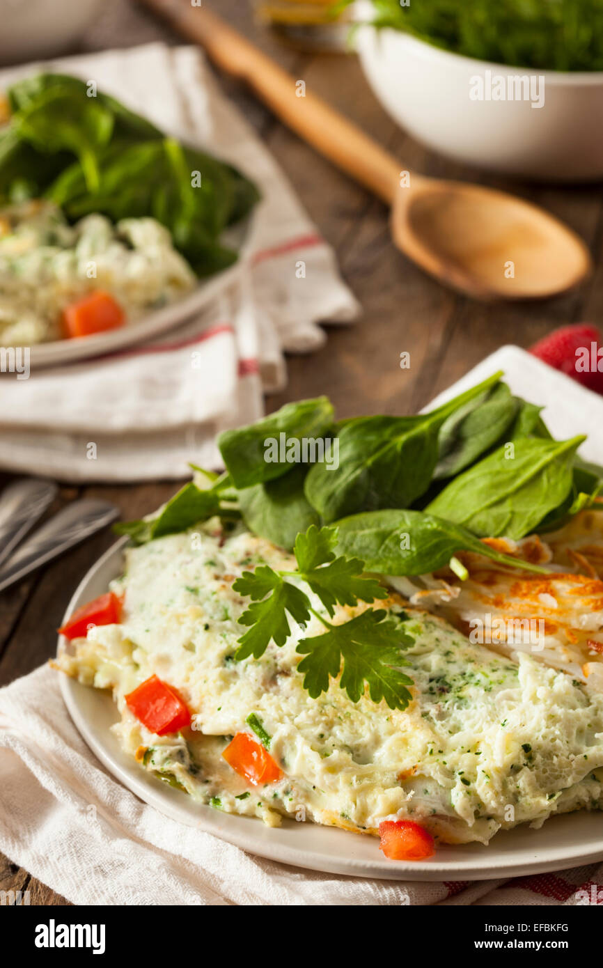 Gli spinaci sani bianco d'Uovo frittata con pomodori Foto Stock