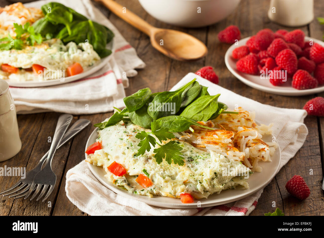 Gli spinaci sani bianco d'Uovo frittata con pomodori Foto Stock