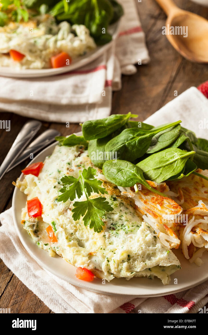Gli spinaci sani bianco d'Uovo frittata con pomodori Foto Stock