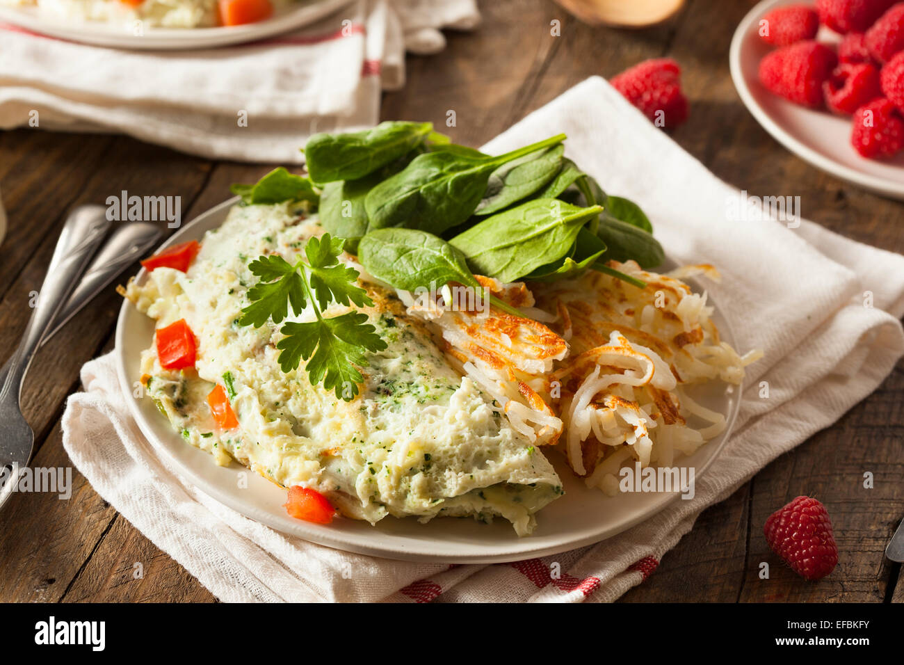 Gli spinaci sani bianco d'Uovo frittata con pomodori Foto Stock