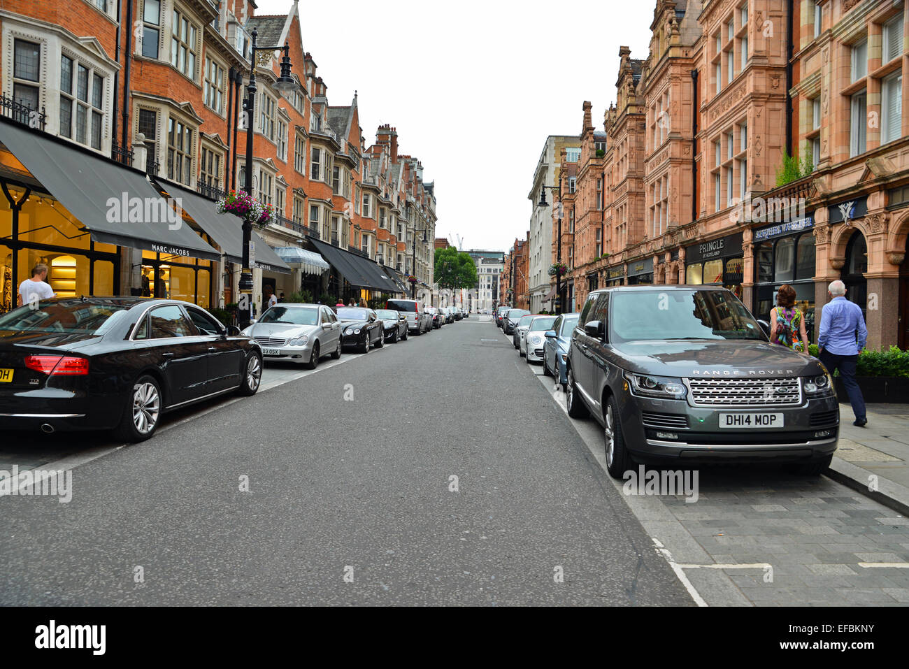 Auto parcheggiate in strada trafficata in Mayfair London REGNO UNITO Foto Stock