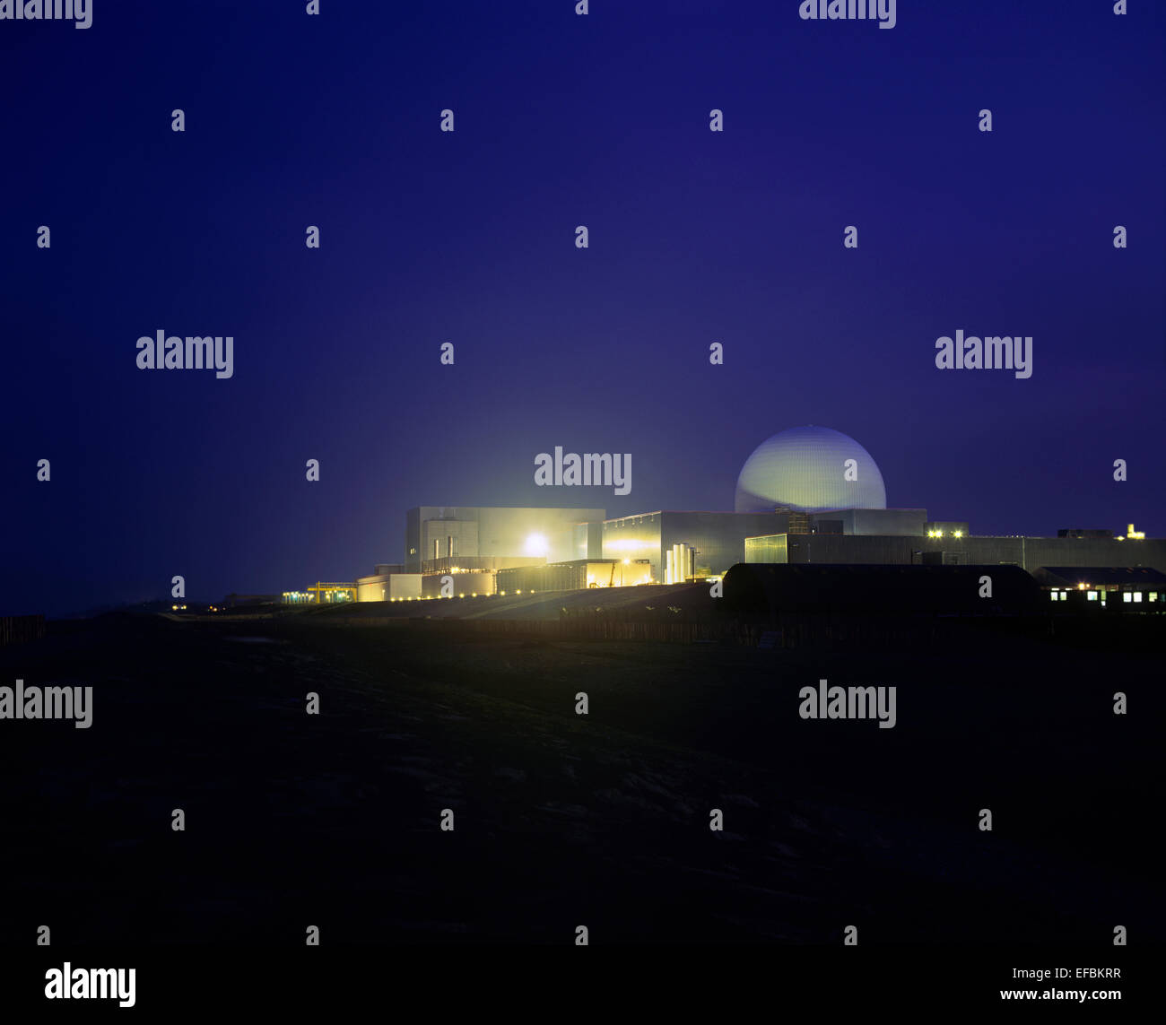 Un potente proiettore illumina Sizewell una centrale nucleare. Sizewell B reattore è all'interno della cupola sulla destra . Foto Stock