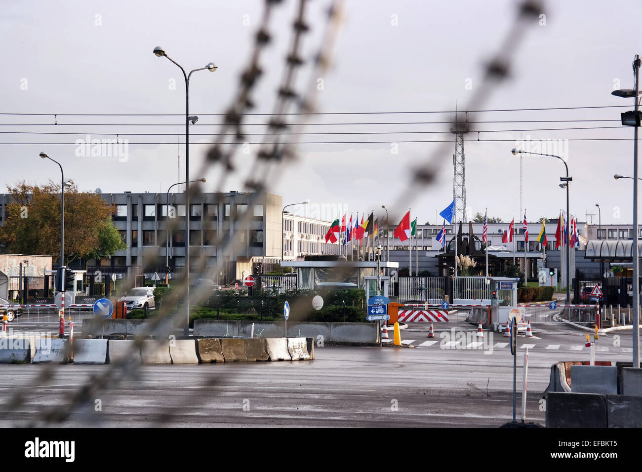 Bruxelles, Belgio - Ottobre 2014: filo spinato nella parte anteriore del quartier generale della NATO Foto Stock