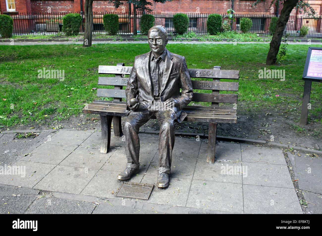 Statua di Alan Turing su un sedile, tenendo una mela, in Sackville Gardens, Manchester. Foto Stock