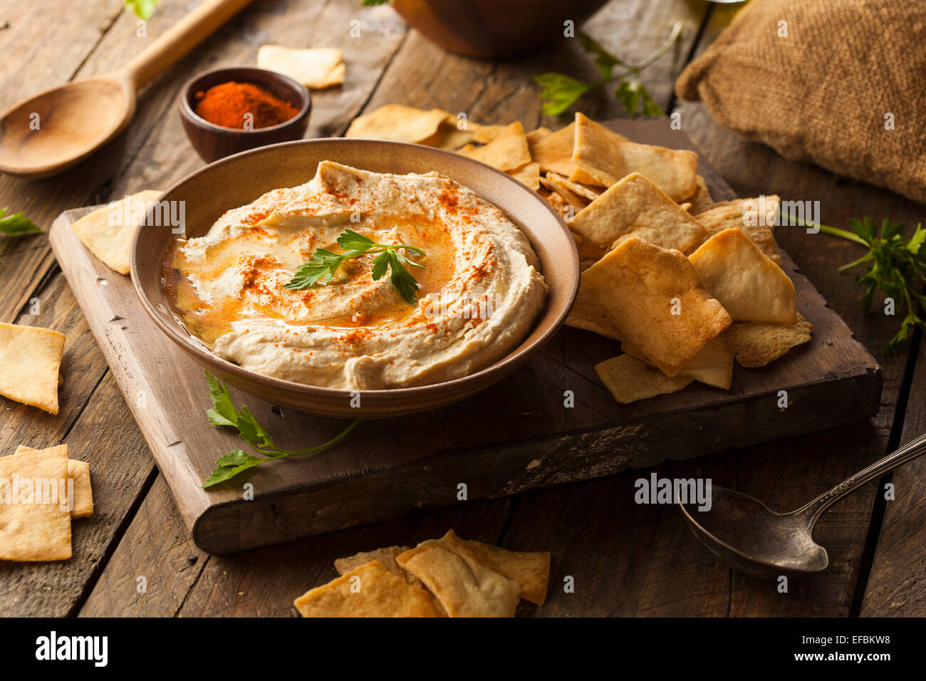 In casa sani cremoso hummus con olio di oliva e Pita Chips Foto Stock