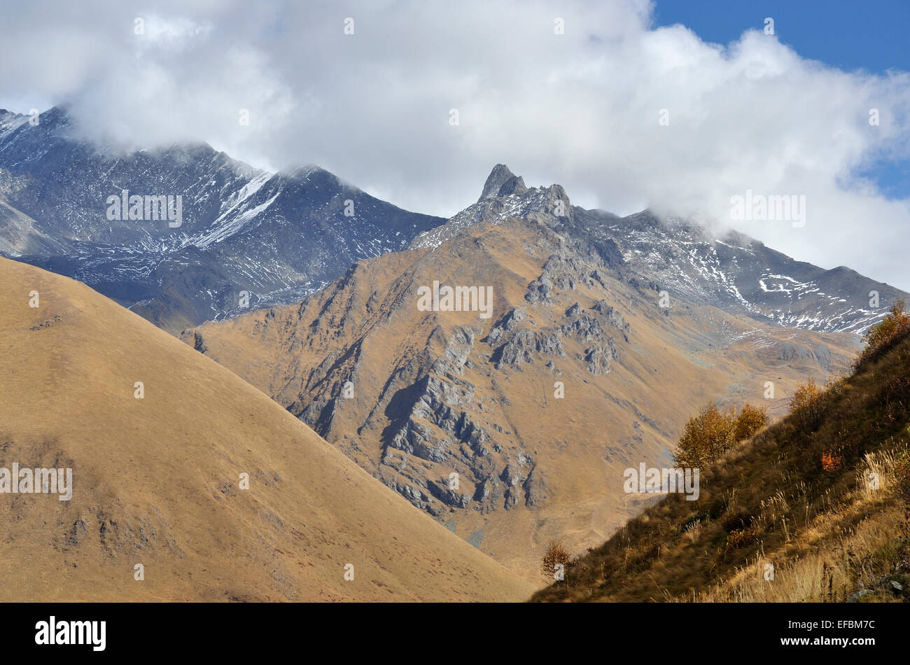 Paesaggio di montagna intorno al villaggio di iuta vicino a Kazbegi, il Caucaso, Georgia Foto Stock