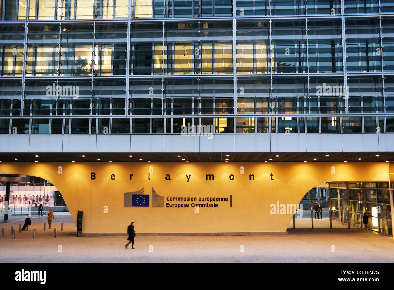 Bruxelles, Belgio - Ottobre 2014: Berlaymont la Commissione europea edificio durante il crepuscolo Foto Stock