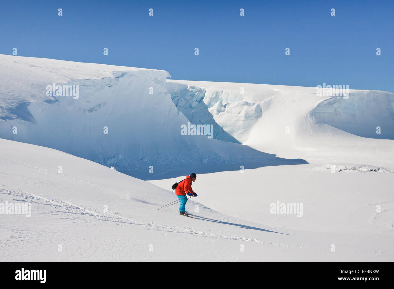 L uomo si muove con gli sci ai piedi Foto Stock