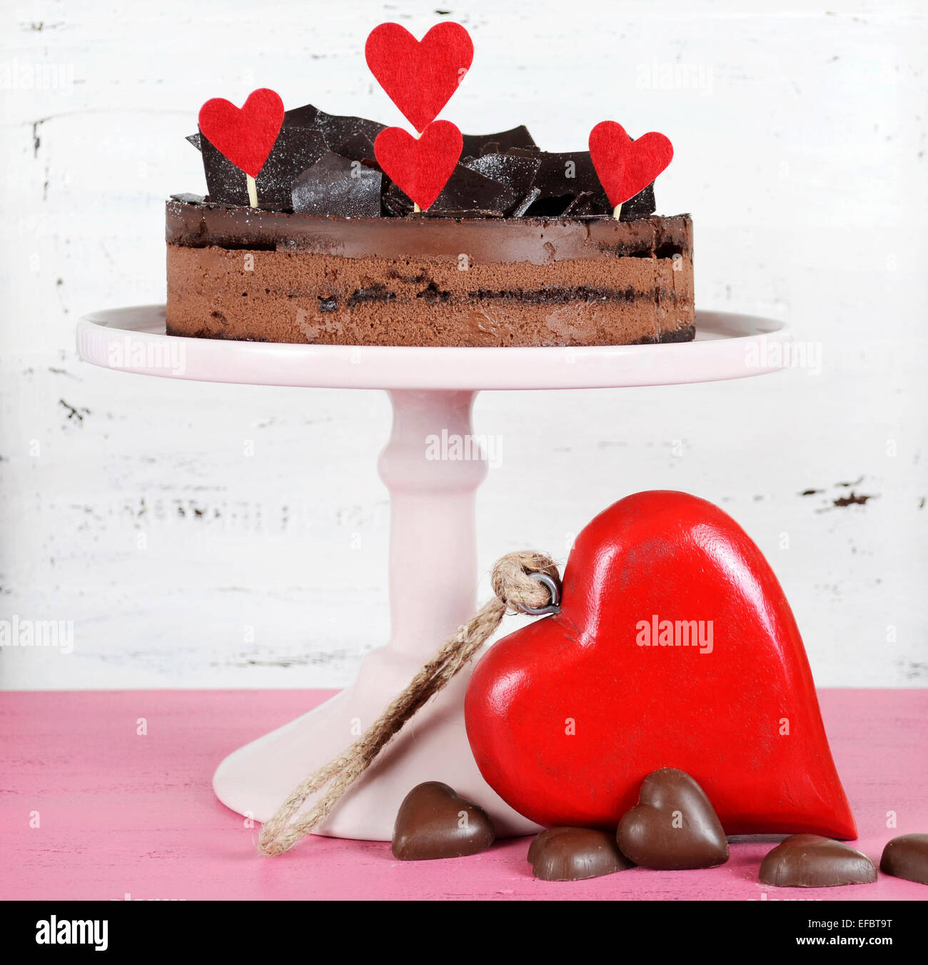 Valentino di mousse al cioccolato gateau di strato torta di cioccolato frammenti di decorazione e di cuori rossi Foto Stock