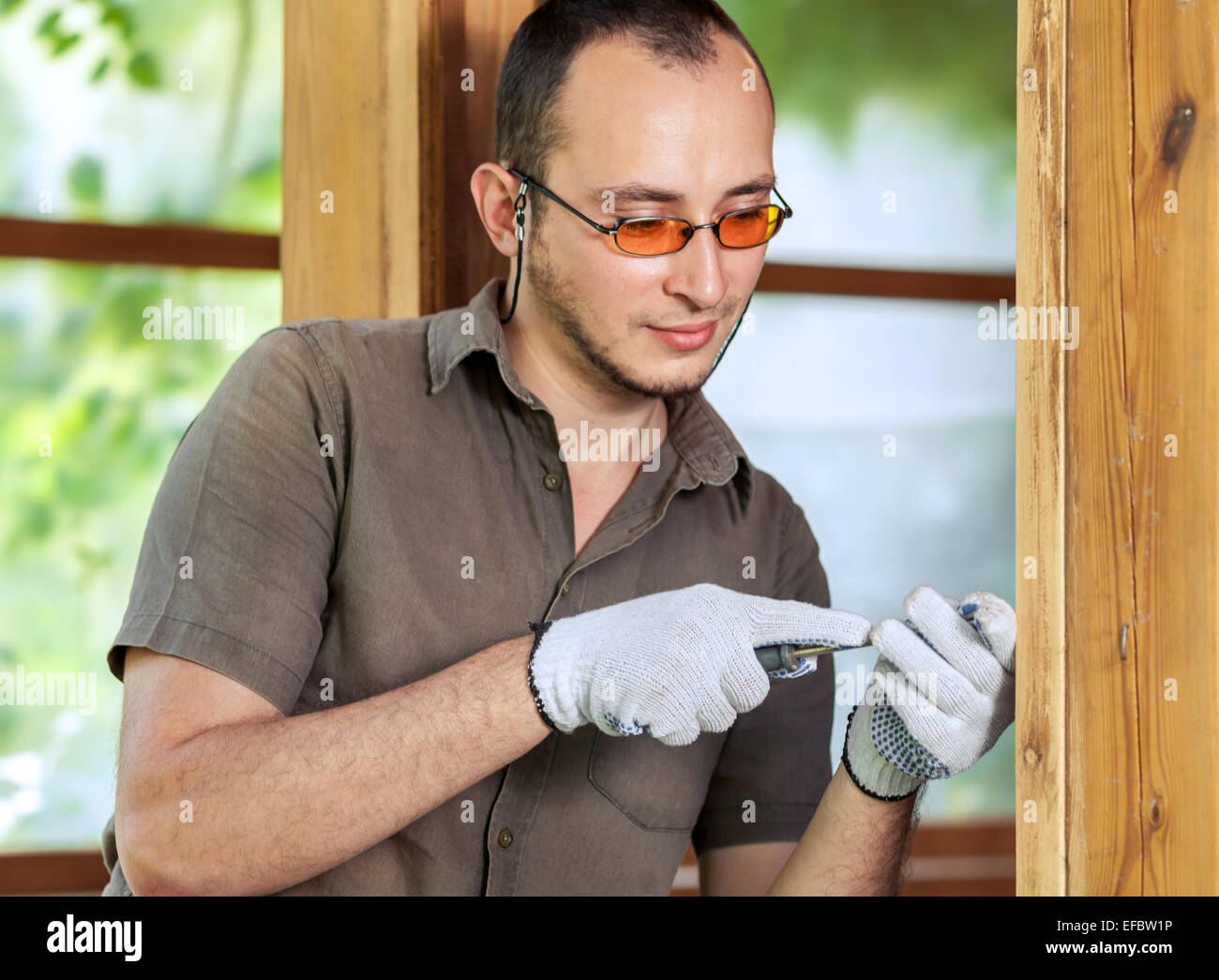Giovane uomo che lavora con il legno Foto Stock