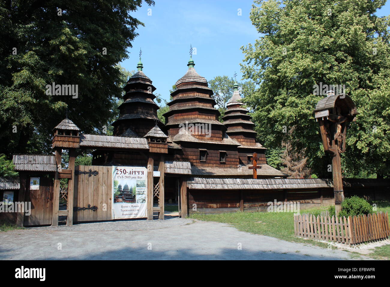 Legno di Nizza e la vecchia chiesa nel villaggio di Ucraina Occidentale Foto Stock