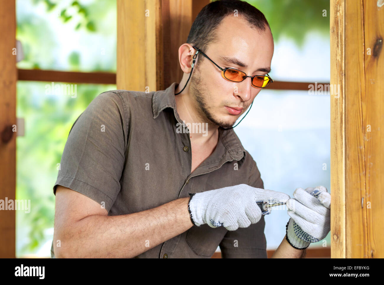 Giovane uomo che lavora con il legno Foto Stock